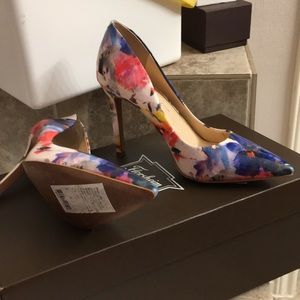 Jessica Simpson Claudette Floral pumps